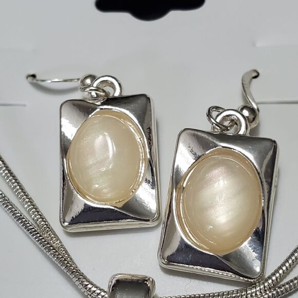 Signature NYC silver tone shimmery stone matching earring and necklace set - Picture 4 of 13